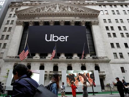 Logo de Uber en la entrada de Wall Street el día del estreno bursátil