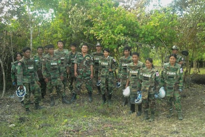 Aki Ra posa junto a miembros de la Organización Camboyana para la Autoayuda en el Desminado (CSHD) que él mismo creó en 2007 después de que las autoridades le obligasen a adquirir licencia para desactivar explosivos.