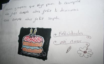 Parte de la carta de cumpleaños que Concepción Fernández envió a su novio Alioune Diop el pasado 24 de marzo, cuando este se encontraba aún en el CIE de Aluche. Ahora se encuentra en Senegal, a donde fue expulsado tres días después. “Me han destrozado la vida”, asegura este joven de Dakar que llegó en cayuco a Tenerife en 2006 y que desde entonces vivía en Granada. Ahora vive con su familia en Touba, pero no deja de pensar en volver a encontrarse con su novia, con la que estaba a punto de casarse.