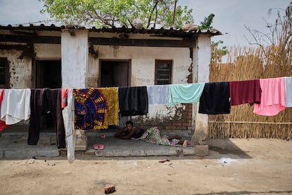 Las chicas pasan las horas en el burdel esperando a los clientes. En la foto, una de ellas espera tumbada frente a la habitación donde duerme y trabaja.