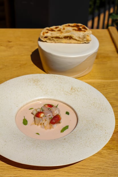 Calamar de potera con fresitas y pan ácimo, un plato que preparará el cocinero Carlos Casillas. Imagen proporcionada por el festival.