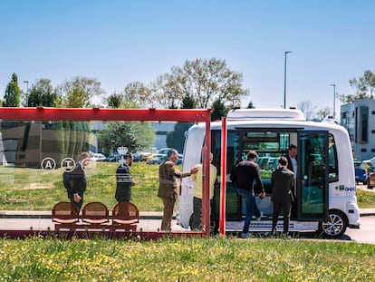 Miembros del Gobierno de Asturias y de Alsa, durante las pruebas del bus en Oviedo.