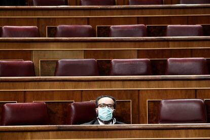 El diputado de Vox José María Sánchez García, protegido con una mascarilla, asiste a la comparecencia del presidente del Gobierno, Pedro Sánchez.