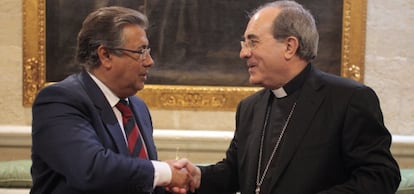 El alcalde de Sevilla, Juan Ignacio Zoido, tras firmar un convenio con el arzobispo de Sevilla, Juan José Asenjo.