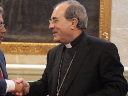 El alcalde de Sevilla, Juan Ignacio Zoido, tras firmar un convenio con el arzobispo de Sevilla, Juan José Asenjo.