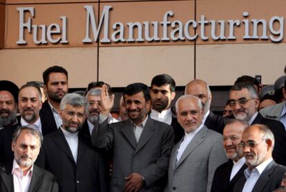 El presidente iraní Mahmud Ahmadineyad saluda, rodeado de científicos, el 9 de abril de 2009 en Isfahan (Irán).