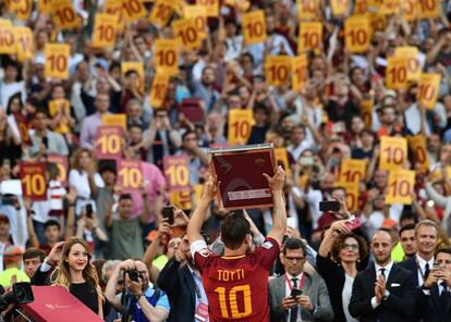 "Te echaré de menos", es la dedicatoria que puso Totti en el balón de su último partido. 