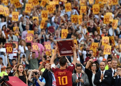 "Te echaré de menos", es la dedicatoria que puso Totti en el balón de su último partido. 