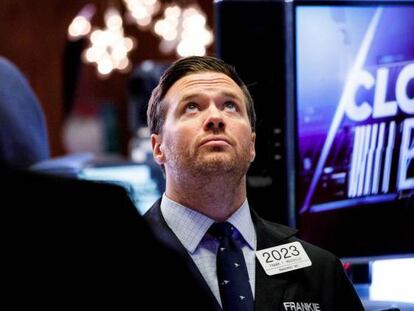Un corredor observa noticias financieras en la Bolsa de Valores de Nueva York.