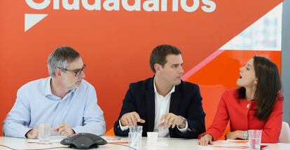 José Manuel Villegas, Albert Rivera e Inés Arrimadas, durante la reunión de la ejecutiva de Ciudadanos, este lunes.