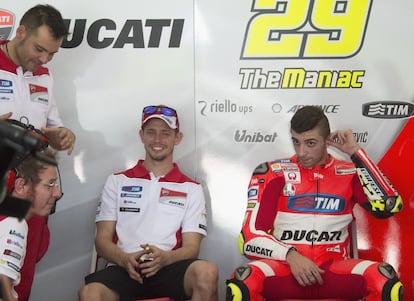 Stoner, con Iannone, en Sepang.