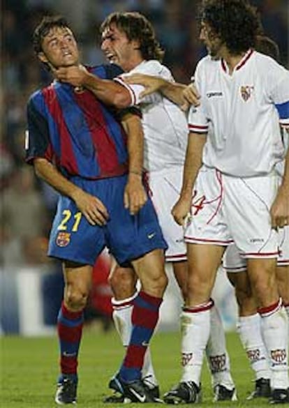 El sevillista Javi Navarro agarra por el cuello a Luis Enrique ante Alfaro.