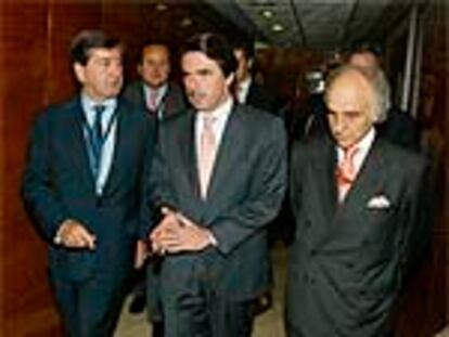 José María Aznar, entre los copresidentes del MEBF, Alfonso Cortina y Carlos Bulgheroni.