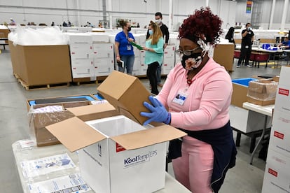 Trabalhadora empacota uma caixa da vacina Johnson & Johnson COVID-19 em uma caixa térmica para enviá-la aos centros de vacinação, na segunda-feira no Kentucky, Estados Unidos.