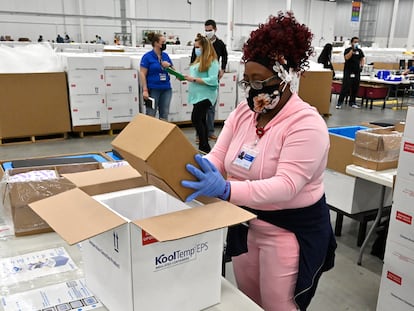 Trabalhadora empacota uma caixa da vacina Johnson & Johnson COVID-19 em uma caixa térmica para enviá-la aos centros de vacinação, na segunda-feira no Kentucky, Estados Unidos.