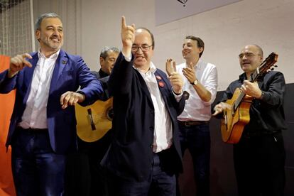 El candidato del PSC a la alcaldía de Barcelona, Jaume Collboni (izquierda); el secretario del PSC, Miquel Iceta, y el candidato de los socialistas catalanes al Parlamento Europeo, Javier López (segundo por la derecha), bailan a ritmo de rumba durante el mitin final de campaña a las elecciones del 26-M.