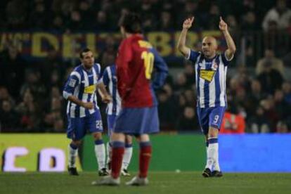 Iván de la Peña celebra un gol davant Messi el 2009.