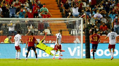 Carlos Soler, anotando el segundo gol de España