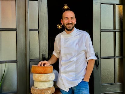 BRAULIO EN LA PUERTA DE SUS RESTAURANTE CON ALGUNOS QUESOS CANARIOS GANADORES DE MEDALLAS EN EL WORLD CHEESE AWARD / CAPEL