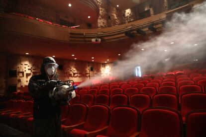 Un operario desinfecta una sala del centro cultural Sejong, en Seúl (Corea del Sur).