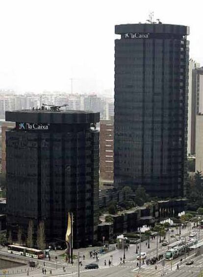 Las torres negras de La Caixa en la Diagonal de Barcelona.