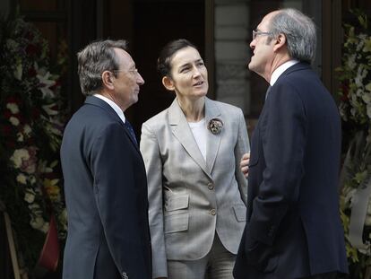 Emiliano Martínez, presidente del Grupo Santillana (a la izquierda), con la ministra de Cultura, Ángeles González-Sinde, y el ministro de Educación, Ángel Gabilondo, en la entrada de la capilla ardiente.