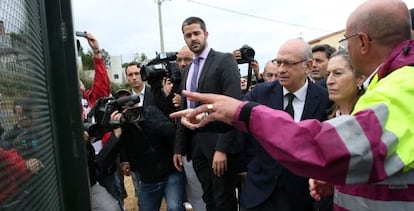 Fernández y Pastor en el lugar del accidente.