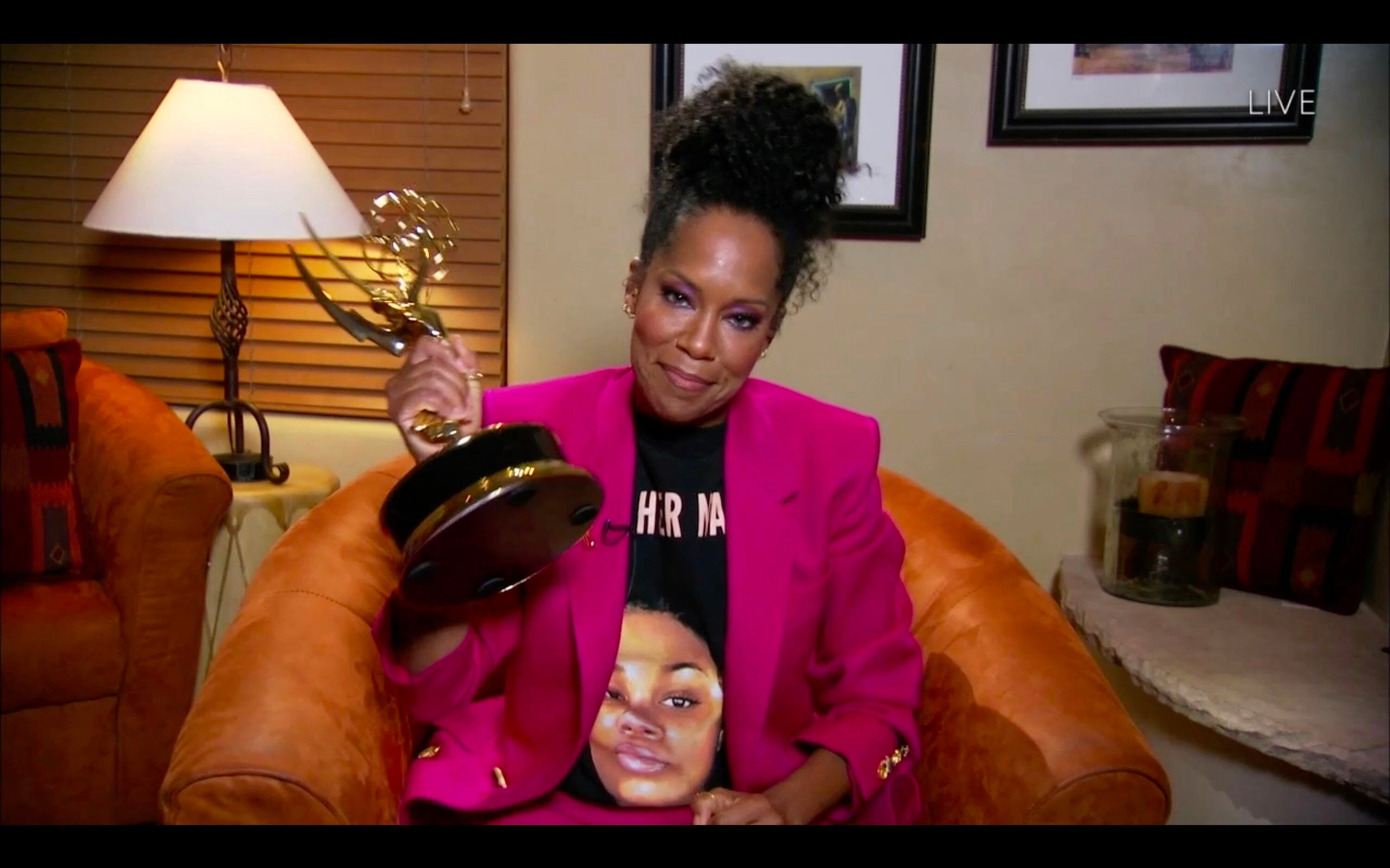 Regina King recibe el emmy en su casa por 'Watchmen'. 