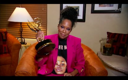 Regina King recibe el emmy en su casa por 'Watchmen'. 