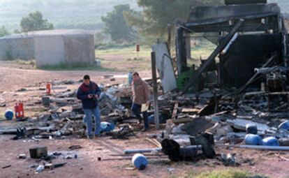 La caseta de la pirotecnia José María Blanco, en el término de Sagunto, quedó ayer destrozada por la explosión.