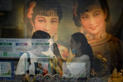 Dos mujeres en una tienda de cosméticos de Pekín en agosto de 2020.