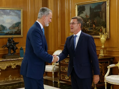 El rey Felipe VI recibe al líder del PP, Alberto Núñez Feijóo, este martes.