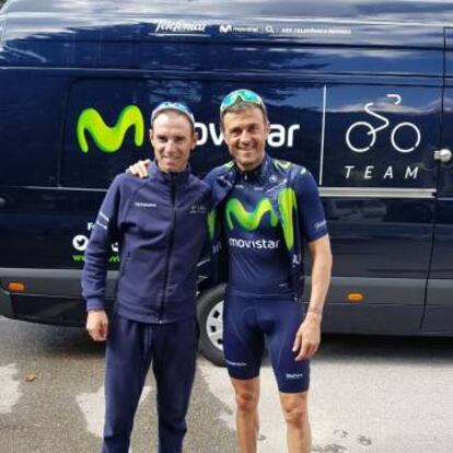 Alejandro Valverde (i) junto a Luis Enrique, entrenador del FC Barcelona, este sábado antes de la salida de la etapa.