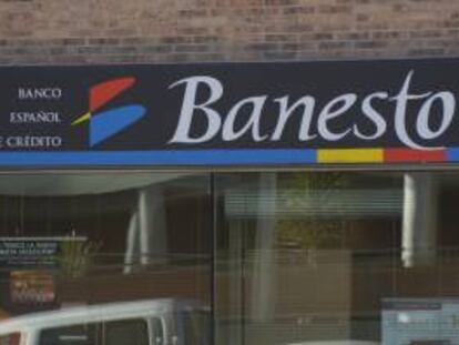 Logotipo del Banco Español de Crédito, Banesto, en una sucursal de Sanchinarro (Madrid). EFE/Archivo