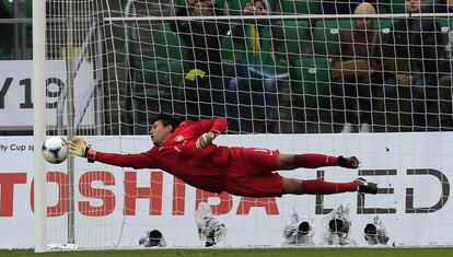 Diego Alves detiene un balón durante el partido ante Japón.