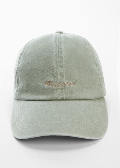 Si te van los accesorios minimalistas y en tonos pastel, te gustará esta gorra de Mango con una palabra bordada de manera sutil.

15,99€