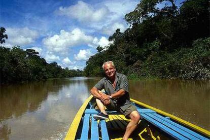 El periodista y escritor Javier Reverte (Madrid, 1944), durante su viaje al Amazonas en 2003.