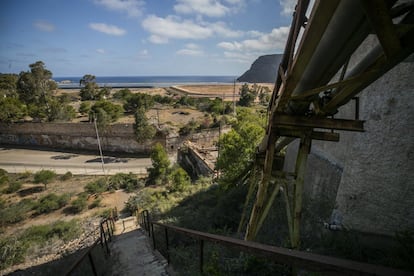 Imagen del lavadero, ahora en ruinas, desde donde se transportaban los residuos por unas tuberías hacia la bahía que se ve más abajo