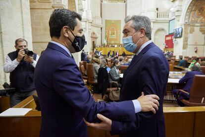 El presidente de la Junta, Juan Manuel Moreno, (izquierda) felicita al Senador electo, Juan Espadas, el pasado miércoles en le Parlamento de Andalucía.