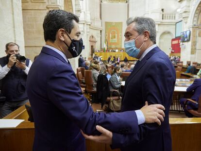 El presidente de la Junta, Juan Manuel Moreno, (izquierda) felicita al Senador electo, Juan Espadas, el pasado miércoles en le Parlamento de Andalucía.