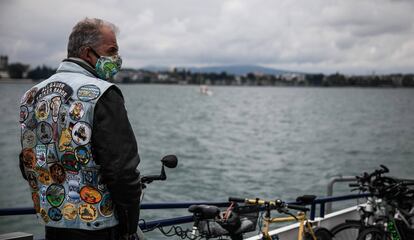 Un turista cruza en ferry las fronteras de Alemania y Suiza.