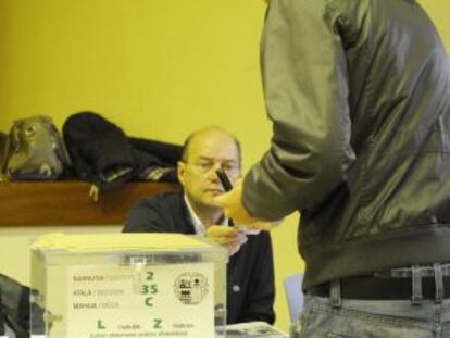Un joven vota en Vitoria en las elecciones autonómicas del pasado 21 de octubre.