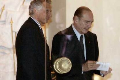 El primer ministro, Dominique de Villepin (izquierda), junto a Jacques Chirac, ayer en el palacio del Elíseo.