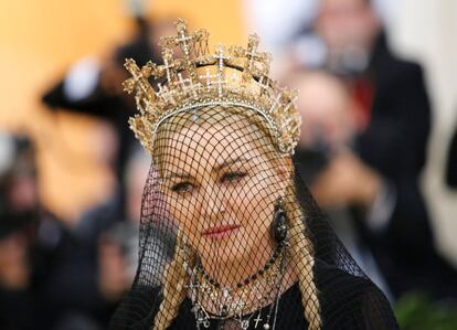 La cantante Madonna vestida de luto con una corona y con un diseño de Jean Paul Gaultier.
