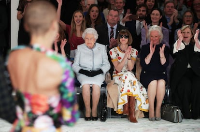 La reina Isabel II junto a Anna Wintour, en el desfile de Richard Quinn en 2018.