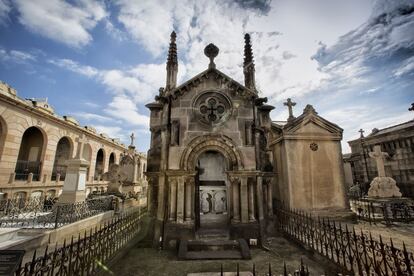 Pante&oacute;n construido en estilo neo medievalista en el cementerio de Poblenou de Barcelona. Fue construido por Francesc de Paula Villa en 1876. Todav&iacute;a est&aacute; por restaurar, si bien se ha eliminado un gran &aacute;rbol en la parte posterior que hac&iacute;a peligrar la construcci&oacute;n.