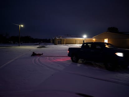 Un vehículo circula por una carretera nevada en Waco, Texas, este miércoles.