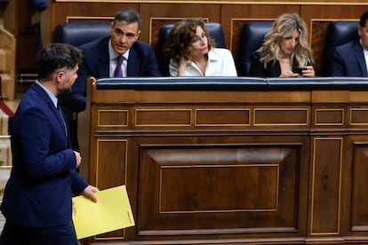 El diputado de ERC, Gabriel Rufián, pasa ante el presidente del Gobierno, Pedro Sánchez y las vicepresidentas, María Jesús Montero y Yolanda Díaz, tras su intervención en el pleno del Congreso este miércoles.