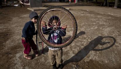 Niños de origen sirio juegan en el campo de refugiados de Ritsona, Grecia, el 1 de enero.