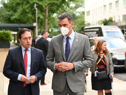 El presidente del Gobierno, Pedro Sánchez, y el ministro de Exteriores, José Manuel Albares, este miércoles en Nueva York.